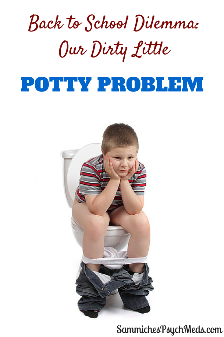Мало хожу по маленькому. Мальчик сидит на унитазе. Маленький мальчик на корточках. Мальчик сидит в туалете. Ребенок сидит на корточках.